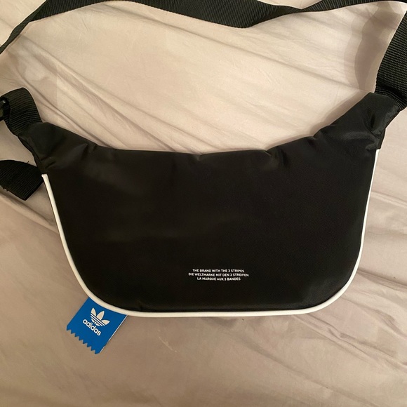 BNWT ADIDAS BAG - Picture 2 of 2